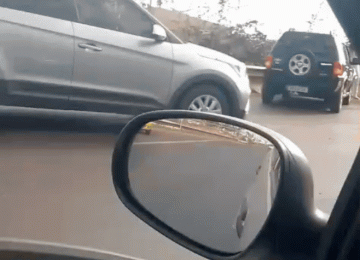 Colisão entre carros e motocicleta deixa motociclista ferido na BR-452