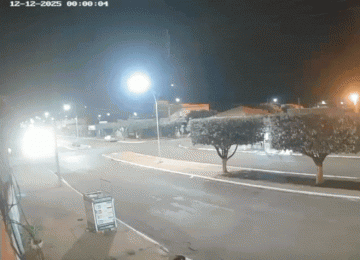 Após colidir com lixeiras e fugir, condutor embriagado é detido pela PM