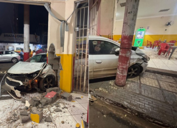 Após colisão em cruzamento, carro acaba invadindo comércio no Centro, em Rio Verde