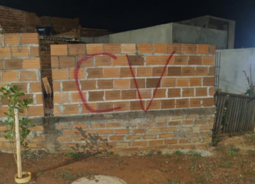 Pichações com siglas de facção levam PM a prender suspeito por tráfico de drogas em Rio Verde