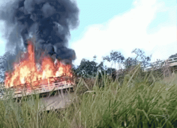 Incêndio destrói nove carros elétricos e híbridos na BR-364, em Mineiros