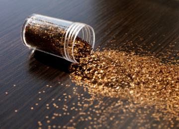 Anvisa suspende glitter culinário e folhas de ouro após identificar plástico em produtos comestíveis