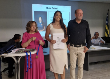 Coordenadora de Jornalismo da Rádio Líder recebe honraria do InBrasCI