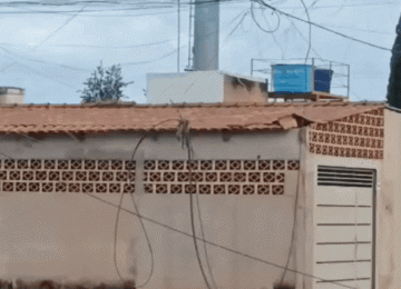 Fios caídos deixam moradores em alerta na Rua JK, na Vila Maria