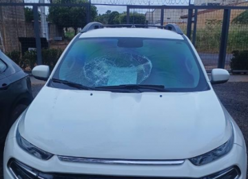 Homem invade estacionamento e destrói veículo, mas acaba preso pela PM em Rio Verde