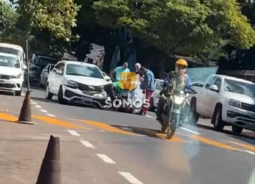 Acidente entre moto e carro deixa vítima ferida próximo à UPA do Centro
