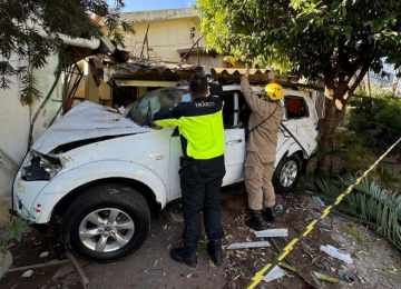 Carro invade garagem após perder o controle, na Vila Borges em Rio Verde