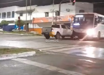 Ônibus colide com caminhonete nesta madrugada, em Rio Verde