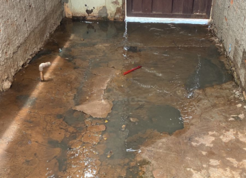 Moradora de Rio Verde denuncia esgoto da rua invadindo sua residência