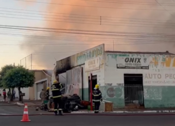 Loja desativada pega fogo na Vila Fátima, em Jataí; Causas do incêndio são desconhecidas 