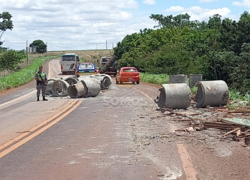 Manilhas de cimento caem de caminhão e deixam trânsito lento na GO-210