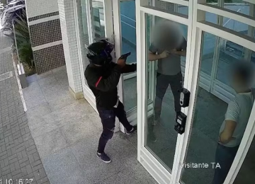 Criminosos exigem senha de celular durante assalto em portaria de prédio em SP