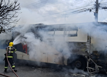 Não houve feridos no incêndio do ônibus na Vila Borges, segundo o Corpo de Bombeiros