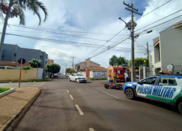 Motociclista sem CNH avança sinal e colide com carro na Vila Santo Antônio, afirma PM