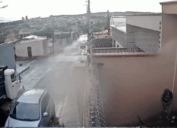 Durante briga entre motoristas, caminhão desgovernado atinge muro de casa no Jardim Cruvinel 