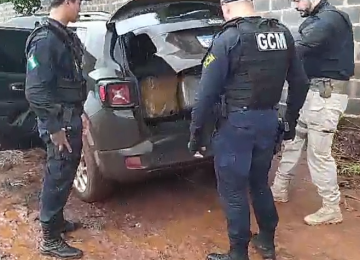 Suspeitos deixam veículo com R$ 840 mil em drogas no Jardim das Margaridas; buscas continuam