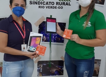 Sindicato Rural de Rio Verde recebe tablet da Enel como canal direto de acionamento para falta de energia