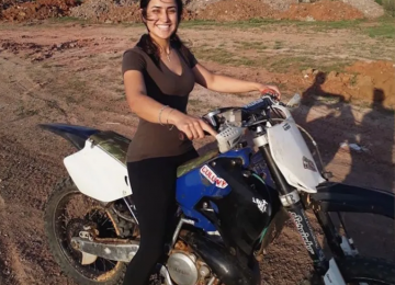 Artista circense de 25 anos morre durante manobra de salto com moto