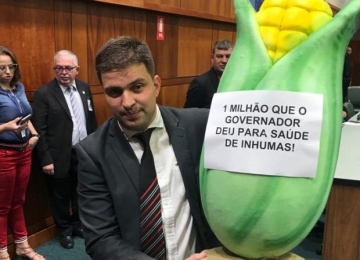 Em forma de protesto, deputado leva espiga de milho gigante para cobrar governador