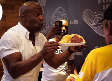 Terry Crews publica vídeo comendo famoso sanduíche do Mercadão de SP 