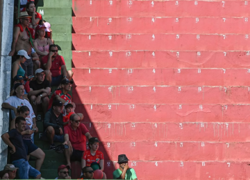 Torcida foge do calor com 