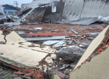 Tornado de curta duração deixou rastro de destruição em cidade do RS, apontam meteorologistas