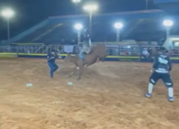 Locutor é pisoteado por touro, mas segue narrando rodeio, em Mato Grosso do Sul