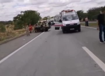 Três pessoas morrem em colisão entre carro e ambulância na BR-153, em Professor Jamil
