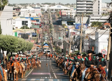 Tradição e força rural tomam conta no desfile de cavaleiros da Expo Rio Verde 2025