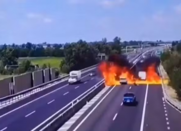Ultraleve cai em rodovia na Itália, explode e deixa dois mortos