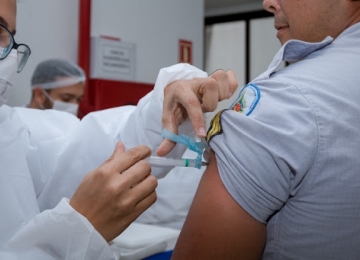 Goiás direcionará 5% das remessas de vacinas para forças de segurança e salvamento
