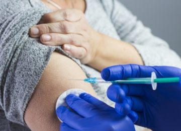 Imunização com vacina da Pfizer e BioNTech inicia no Reino Unido na próxima semana
