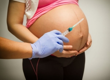 Suspensão da vacinação em grávidas com o imunizante da AstraZeneca é recomendada pela Anvisa