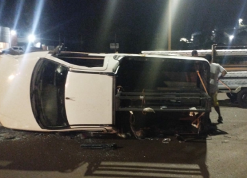 Veículo colide na lateral de caminhão e capota na BR-060, em Rio Verde 