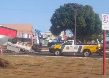 Veículo da Enel capota na manhã de hoje em Rio Verde