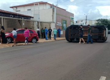 Veículo tomba após colisão com carro estacionado no Centro de Jataí