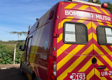 Bombeiros resgatam vítimas após capotamento em acidente entre dois carros no Jardim Marconal