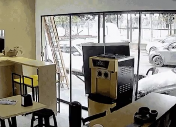 Carro se move sozinho e destrói parede de sorveteria em MT