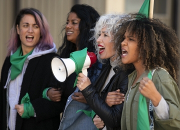 VOZES FEMININAS NA POLÍTICA: BARREIRAS QUE PERSISTEM