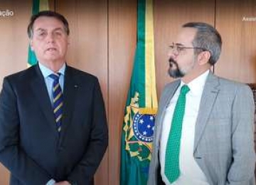 Em vídeo ao lado de Bolsonaro, ministro Abraham Weintraub, da Educação, anuncia saída do cargo