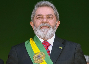 Lula é eleito presidente do Brasil com votação acirrada 