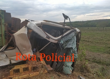 Carreta tomba na GO 184 em Serranópolis e motorista morre no local