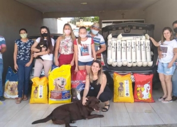 Menina de 13 anos cria e coordena projeto para ajudar cães de rua em Indiara