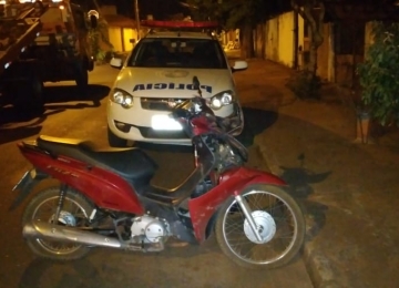 Polícia Militar localiza moto com registro de furto no bairro Jardim América