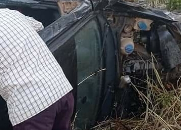 Homem morre ao ser arremessado para fora do veículo em capotamento na GO 174