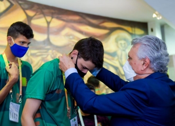 Equipe de handebol masculino de Rio Verde vence nos Jogos Estudantis de Goiás e recebem medalhas 