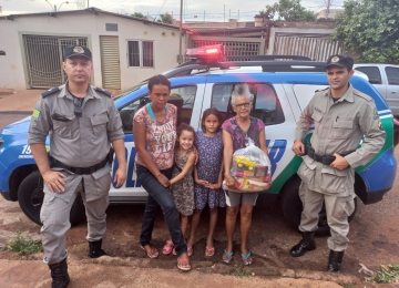 Polícia realiza ação social distribuindo alimento a famílias carentes da Vila Serpró