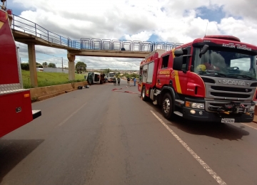 Caminhão de combustível tomba as margens da BR 060, em Rio Verde 