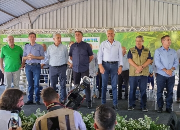 Presidente Bolsonaro entrega títulos de terras para goianos em Rio Verde
