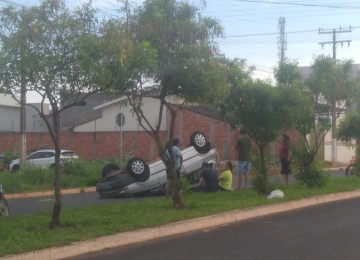 Carro capota em acidente de trânsito no Gameleira